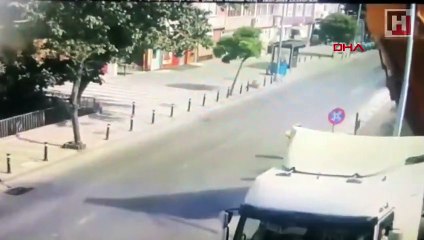 Üsküdar'da taş yüklü kamyonun devrilme anı kamerada