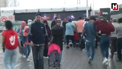 Taksim'de vatandaşlar yağmura hazırlıksız yakalandı
