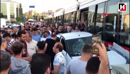 Tramvay yoluna giren otomobile tramvay çarptı