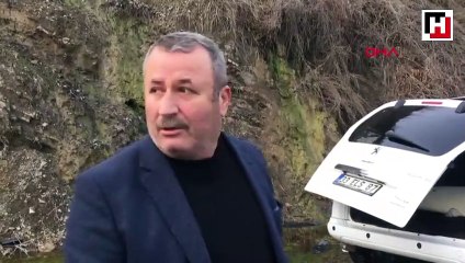 Kaya parçası aracın üzerine düştü