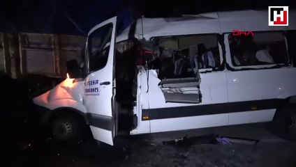 Kamyona arkadan minibüs çarptı: Ölüler ve yaralılar var