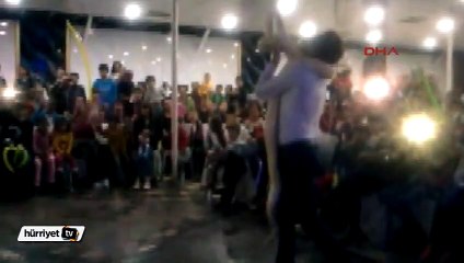 Boynunda dev piton yılanı ile oyun oynadı