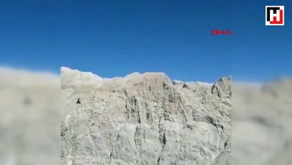 Paraşütle kayalıklara düşen genç, helikopterle Adana'ya gönderildi