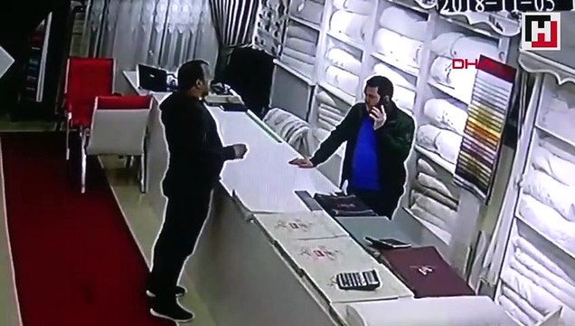 Kasayı soydu, dükkan sahibinden kartvizit alıp gitti