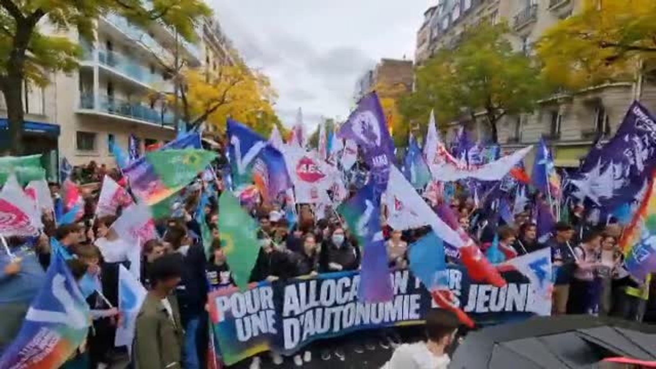 La Francia Insumisa de Mélenchon sale a la calle en plena huelga de refinerías y a 48 horas de paros nacionales