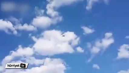 Pilot yanan uçaktan atladı