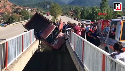 Askıda kalan kamyonet düşmemesi için halatla bağlandı