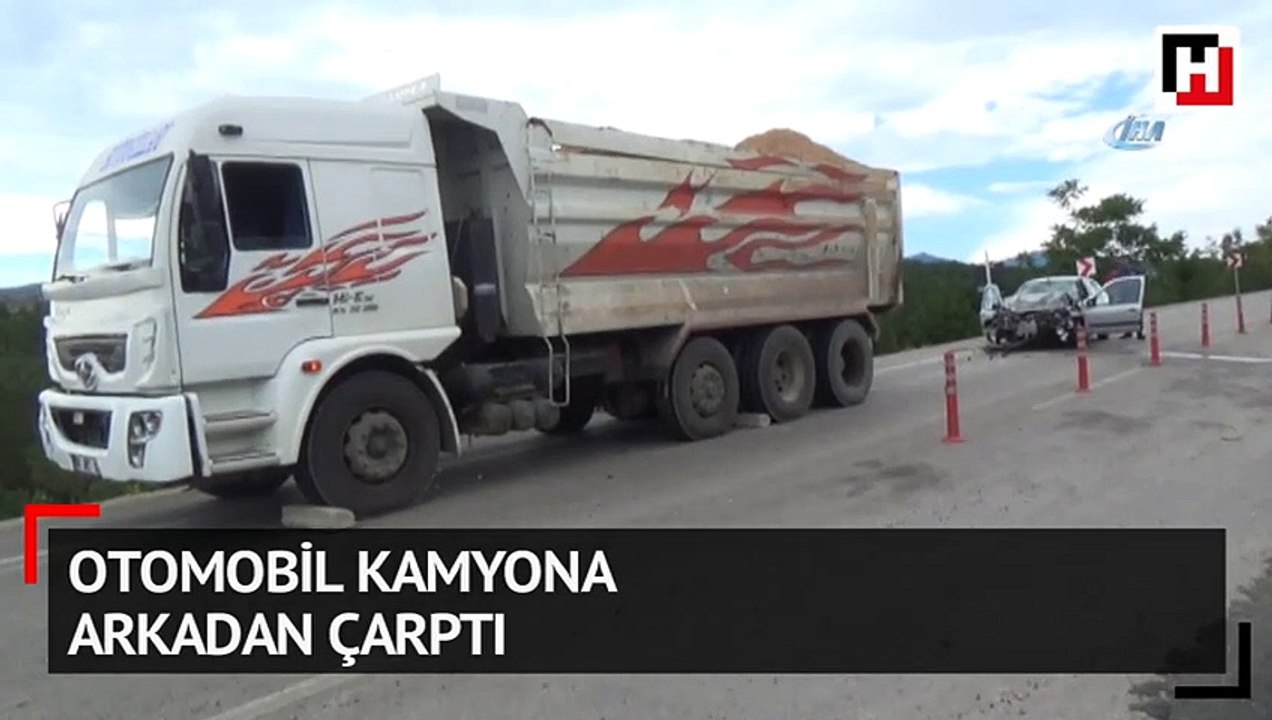 Otomobil kamyona arkadan çarptı