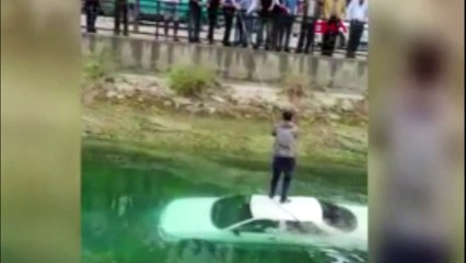 Otomobiliyle kanala uçtu, vatandaşlar tarafından halatla kurtarıldı