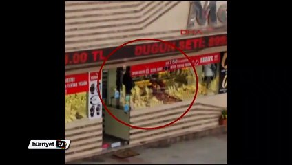 Kar maskeli otomatik silahlı soygun kamerada