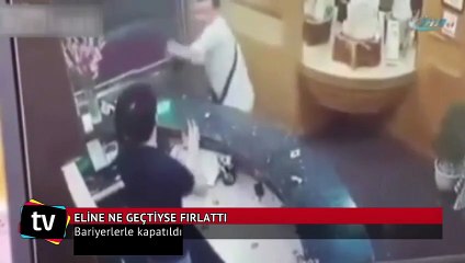Eline ne geçtiyse resepsiyoniste fırlattı