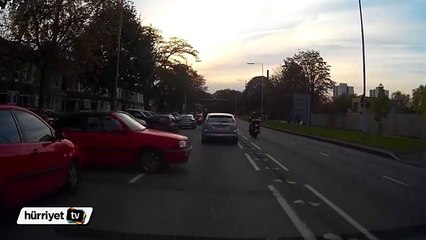 Otoparktan çıkarken motosikletliye çarptı