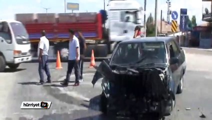 TIR'ın otomobille çarpışması güvenlik kamerasında