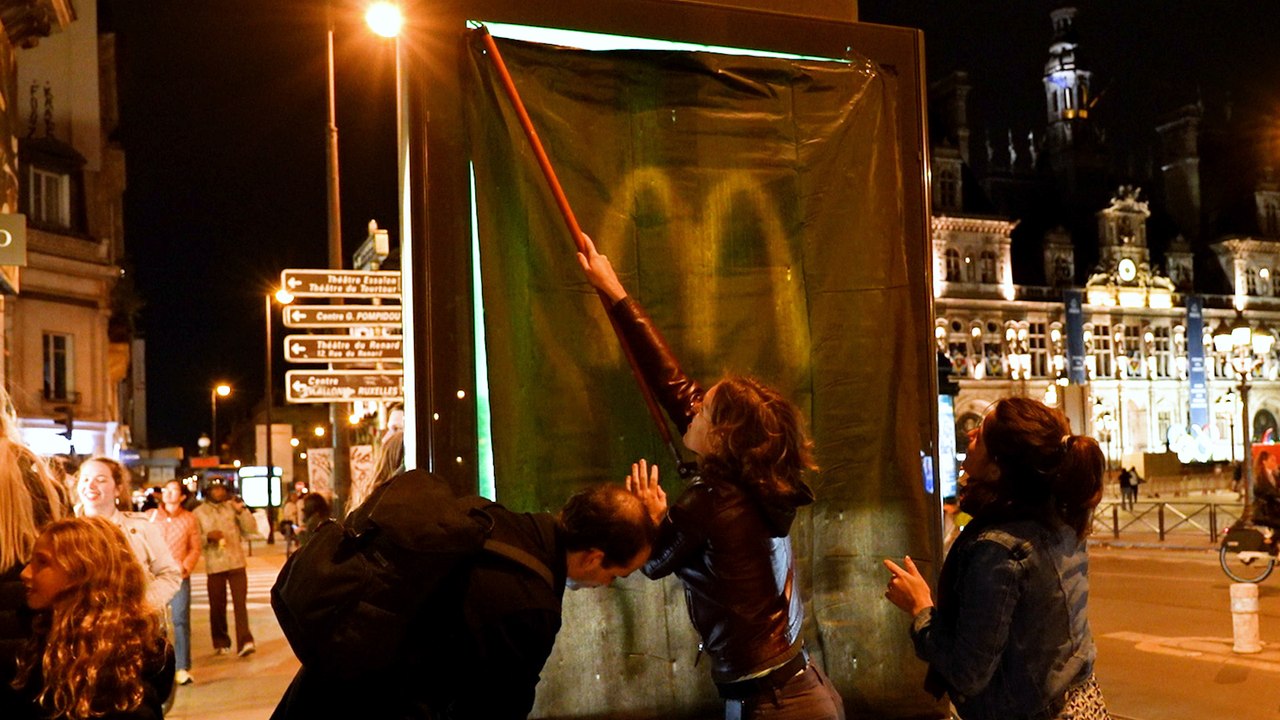 À Paris, ces militants anti-pub recouvrent les panneaux lumineux qui «gaspillent de l'énergie»