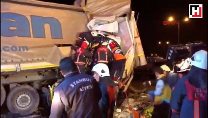 İstanbul'da feci kaza: Trafik kilitlendi