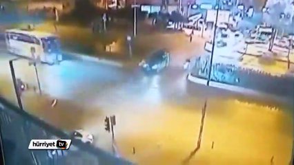 Otobüs otomobili 100 metre sürükledi