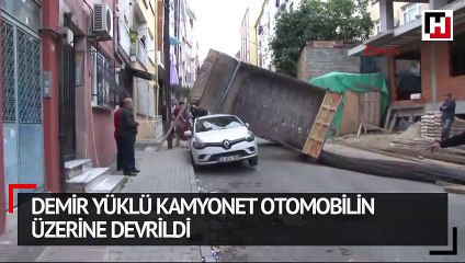 Demir yüklü kamyonet otomobilin üzerine devrildi