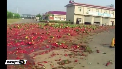 Freni patlayan TIR istasyonuna çarptı 30 ton karpuz parçalandı