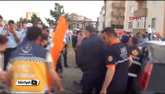 Ters yöne giren minibüs polis memurunun otomobiline çarptı: 3 ölü