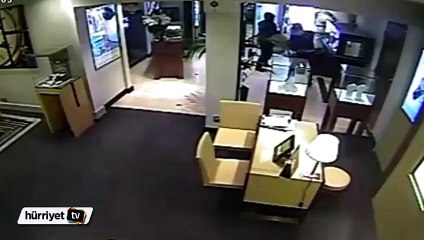 Palalı soyguncu kameraya böyle yakalandı