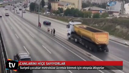 Suriyeli çocuklar metrobüse ücretsiz binmek için otoyola atlıyorlar