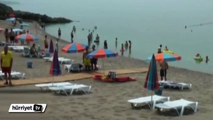 Plajda İstiklal Marşı okununca saygı duruşuna kalktılar