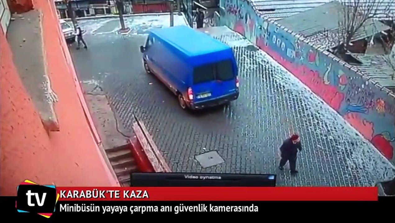 Minibüsün yayaya çarpma anı güvenlik kamerasında