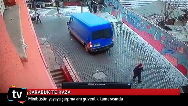 Minibüsün yayaya çarpma anı güvenlik kamerasında