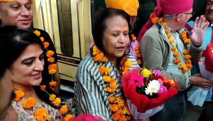 Video: ट्रेन में कपल का यादगार पल, मिली शानदार सौगात.....