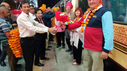 Video: ट्रेन में कपल का यादगार पल, मिली शानदार सौगात.....