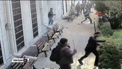 İstanbul Üniversitesi'nde öğrenci kavgası kamerada