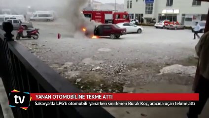 Yanan otomobiline tekme attı