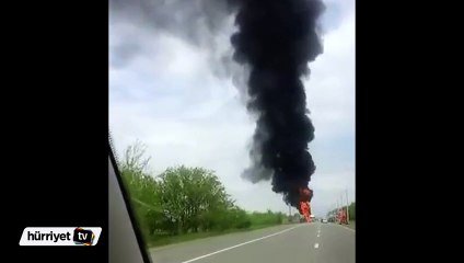 Plastik yüklü bir kamyon bomba gibi patladı