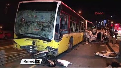 Kadıköy'de feci kaza: Otomobil metrobüsle çarpıştı