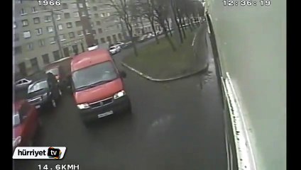 Rusya'da panelvan otobüs durağına daldı