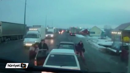 Otoyol ortasında tekme tokat kavga