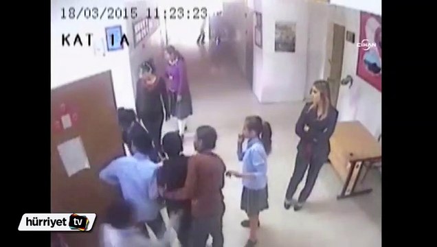 Öfkeli kadınlar okul basıp ortalığı savaş alanına çevirdi