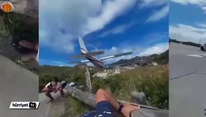 Uçak havaalanına inerken fotoğraf çeken turistin eline çarptı