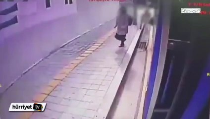 Yol çöktü 3 metre aşağıya düştüler