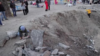 Taras Şevçenko Parkı'ndaki saldırı alanı çocukların eğlencesi oldu