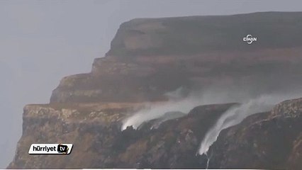 Şiddetli rüzgar şelalenin yönünü tersine çevirdi