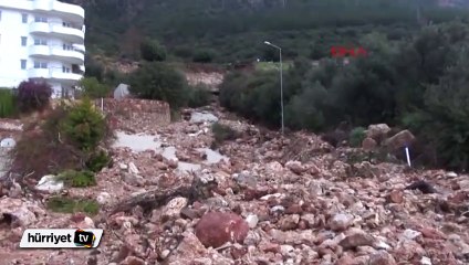 Kaş'ta yağmur suları şelale olup aktı