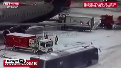 Kar küreme aracı uçağa çarptı