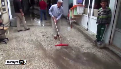 Sağanak yağış, caddelerde sele neden oldu