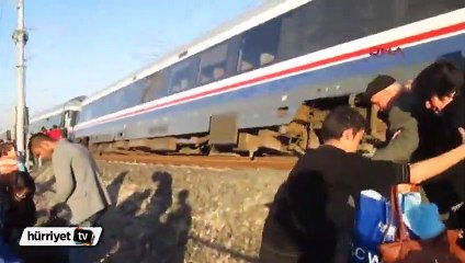 İzmir'de yolcu treni raydan çıktı