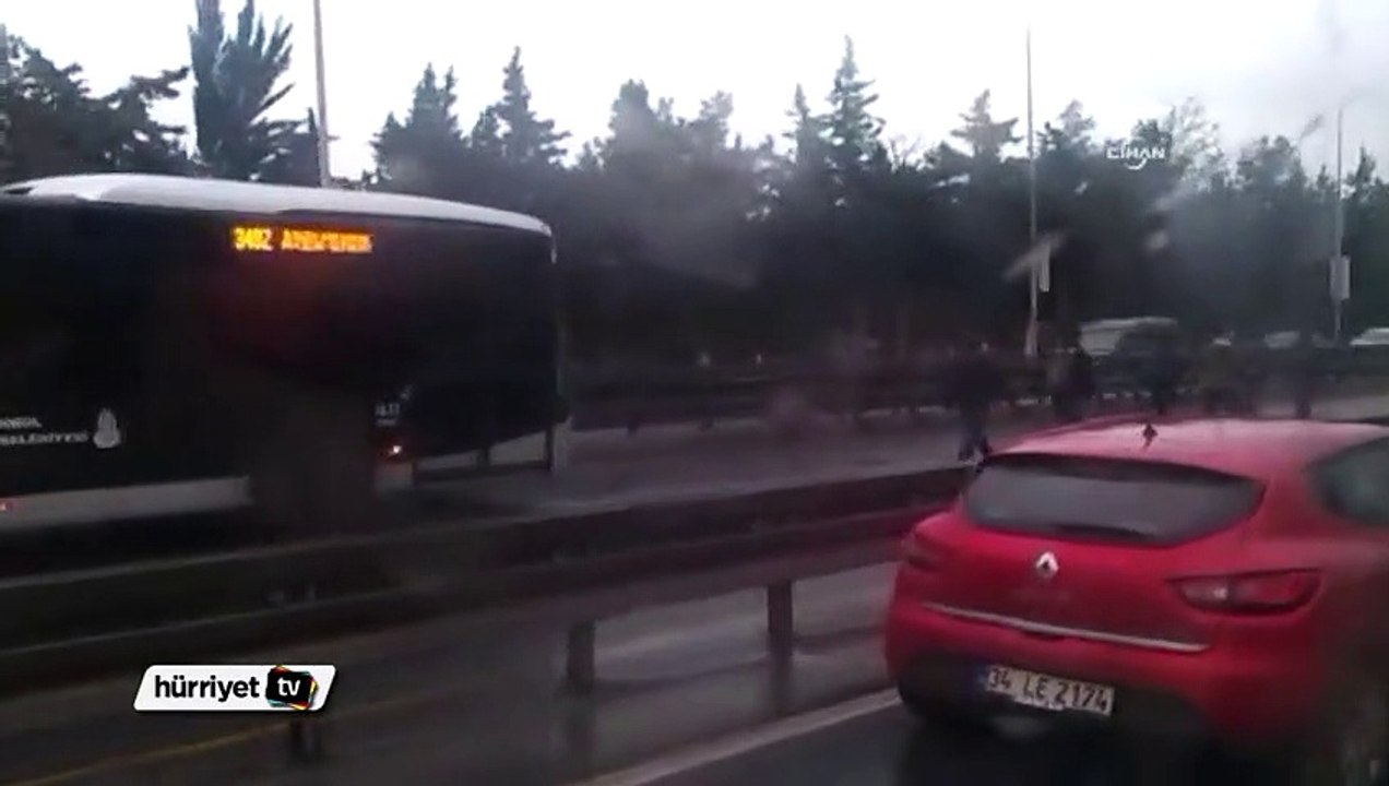 Metrobüse binemeyince önünde yürüdüler
