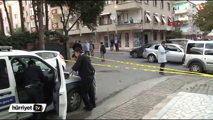 Eşini sokak ortasında bıçaklayarak öldürdü