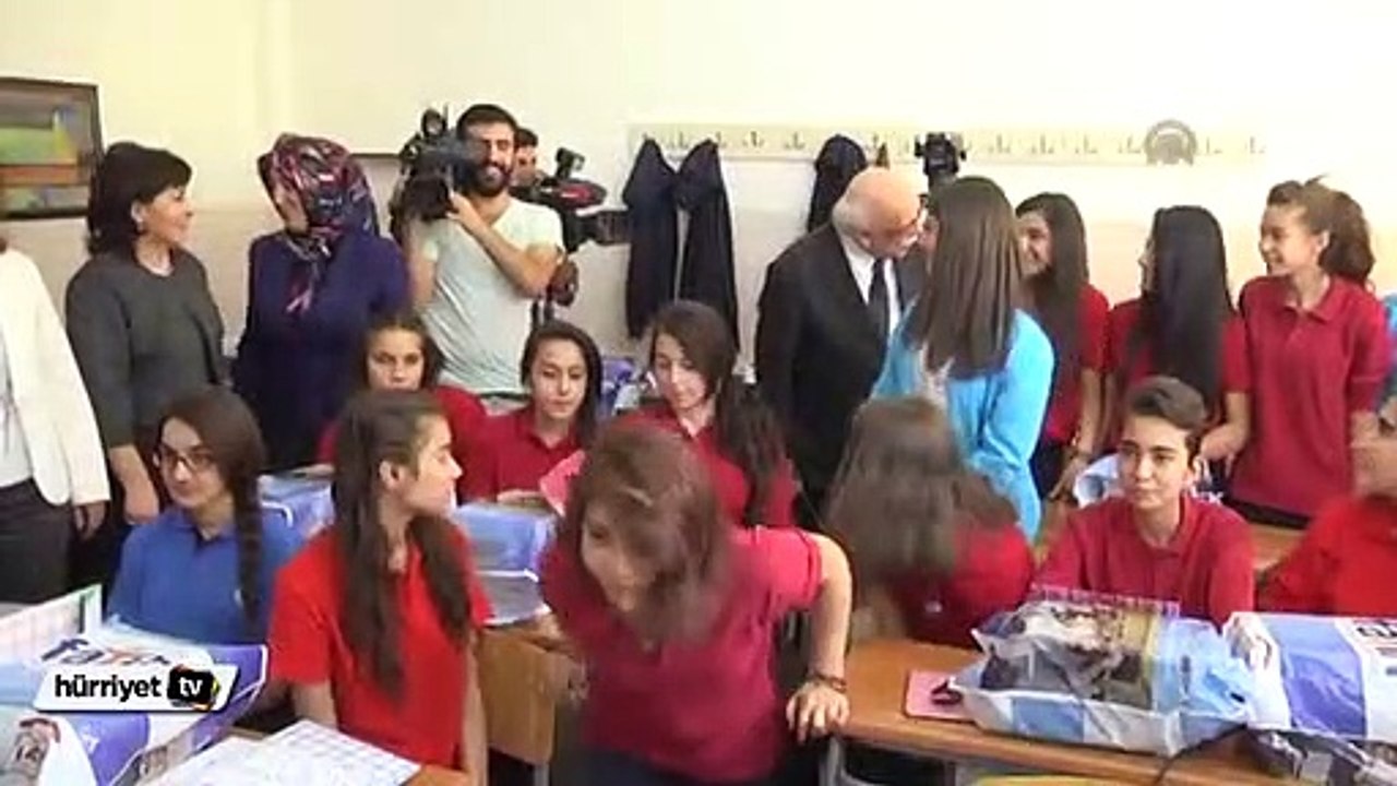 Bakan Avcı ilk ders zilini çaldı, cep telefonu uyarısı yaptı