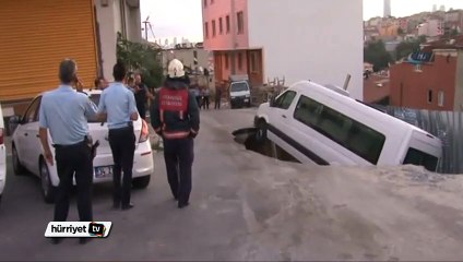 Kağıthane'de yol çöktü, minibüs içine düştü