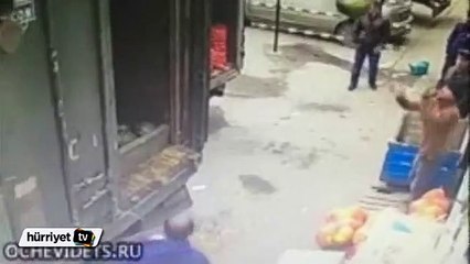 Kafasına karpuz düşen manavın zor anları